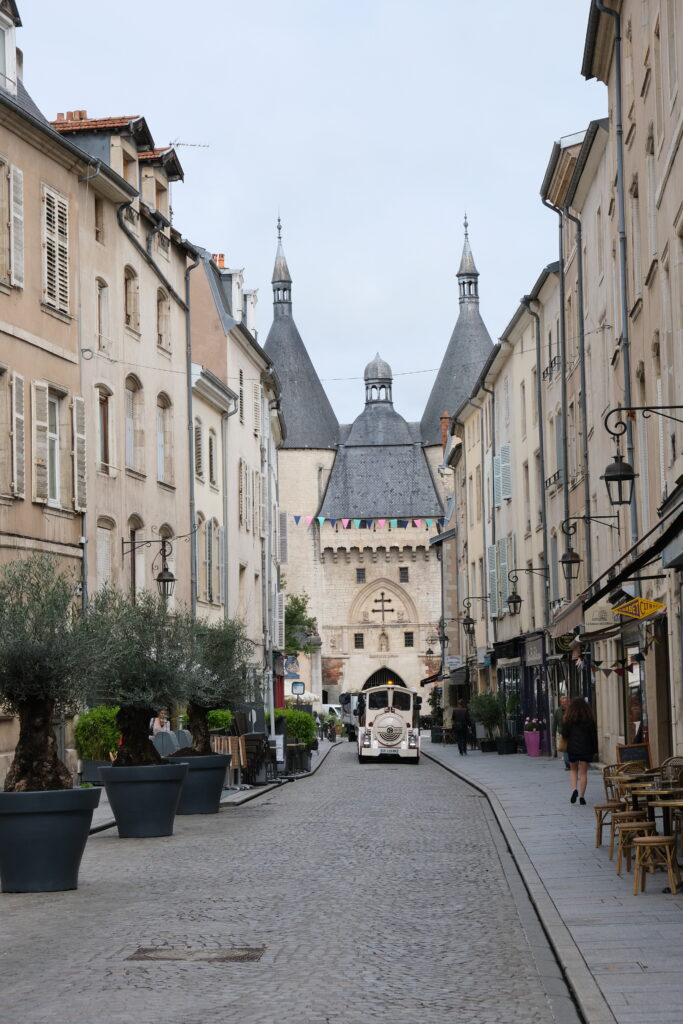 Bergamotte in Nancy im Elsass, Ansicht einer Straße mit historischer Architektur